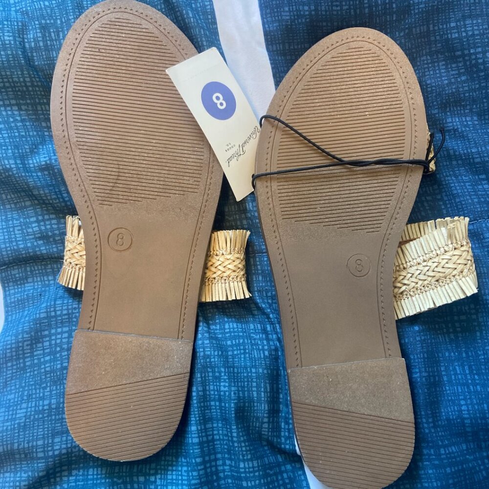 Universal Thread Sandals - Size 8 - Picture 3 of 3